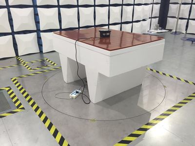 泡沫测试桌（采用低介电系数、表面采用刻度尺板覆盖，在中心位置设计有供EUT 连接电缆的通孔）